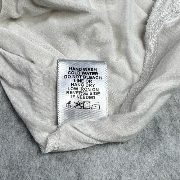 Carly Jean Los Angeles Women's White V-Neck Top - Picture 4 of 5